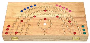 Barricade Blockade rund für 6 Spieler zusammen geklappt, ein Würfelspiel in Holz zum Klappbrett für die ganze Familie mit den Maßen 39,0 x 39,0 x 3,5 cm , barricade wooden game board round monkey pod