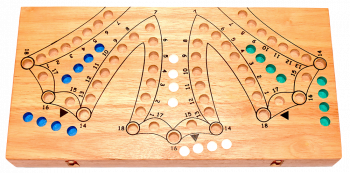 Tock Tock Game XXL aus Holz für 6 Spieler ist ein Unterhaltungsspiel mit Karten in den Maßen 35,0 x 18,0 x 4,8 cm zusammengeklappt