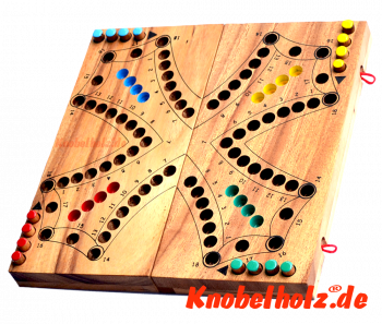 Tock Tock Game ist ein Unterhaltungsspiel mit Karten in den Maßen 25,8 x 25,8 x 2,5 cm Tock Samanea wooden board