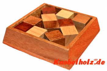 Snake in Box Holzpuzzle in Holzbox mit den Maßen 12,2 x 12,0 x 2,4 cm samanea wooden brain teaser 
